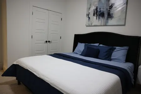 Charming Getaway: Stylish Room in Prime Location with Great Amenities!