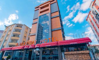 Moonday Hotel