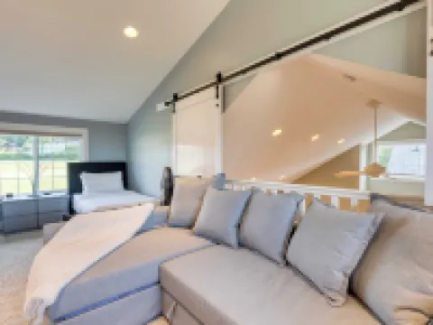 Sunny Backyard Fireplace Coastal Access in Peaceful Neighborhood Near Shopping Hotels in Langley