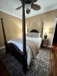 Cozy 3-bedroom Lake house with fiber Wifi, Boathouse & Dock on Lake Sinclair