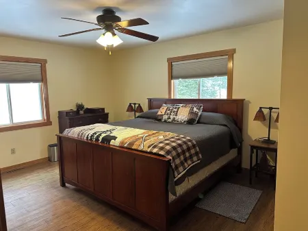 Snowmobiles, Skiing, ABR Amazing 2-bedroom house with WiFi in Hurley, Mercer