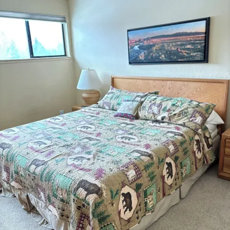 Charming 2-bedroom condo in delightful Mammoth Lakes with fitness room, WiFi