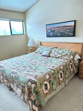 Charming 2-bedroom condo in delightful Mammoth Lakes with fitness room, WiFi
