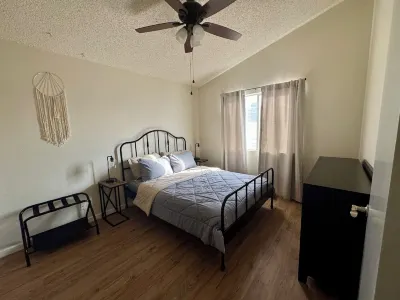 Charming fully remodeled  home with fenced pool in beautiful Peoria Hotel in zona Challenger Space Center