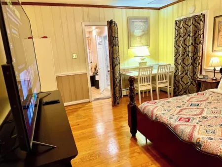 Private, Charm, & Unique Stay Отели рядом с достопримечательностью «Академи Сентер оф Артс»