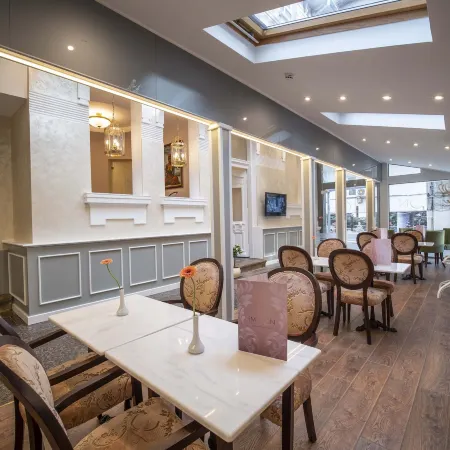 The Moon Boutique Hotel Отели рядом с достопримечательностью «ThaimOut»
