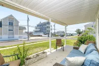 Beach Bungalow w/ Waterfront View. Short Walk to Shops, Restaurants and Beaches Hotels in Ventnor City