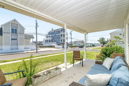 Beach Bungalow w/ Waterfront View. Short Walk to Shops, Restaurants and Beaches