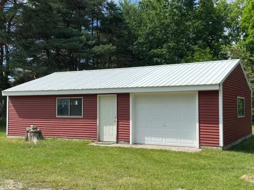 Rapid River Retreat! Home sleeps 6, garage, fire pit Hotels in Clearwater Township