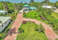 Charming 3-bedroom house in fabulous Jensen Beach with AC, WiFi Hotels near Midway Arcade