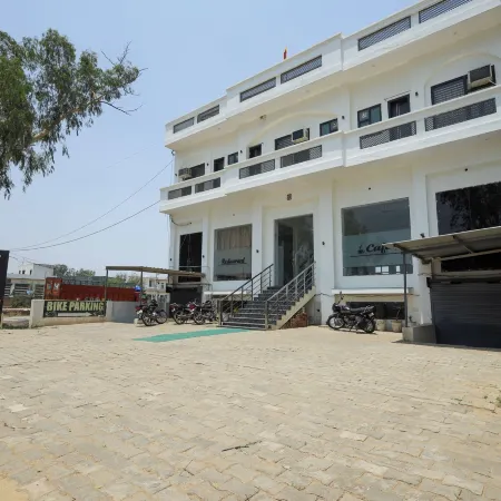 Sapphire Hotel & Banquet Hotéis em Jind