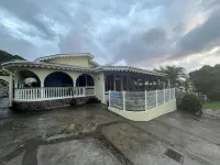 Charming 3-bedroom house with private pool! Отели в г. 