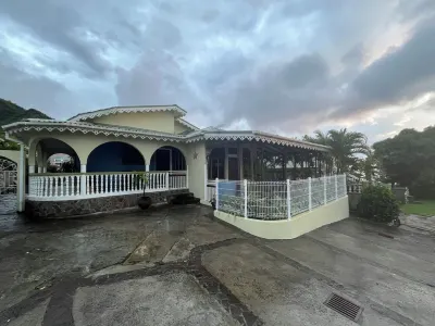 Charming 3-bedroom house with private pool! Hotels in 