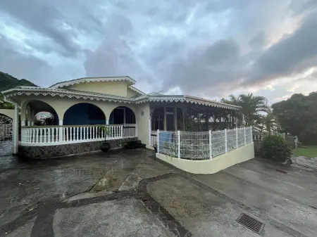 Charming 3-bedroom house with private pool!