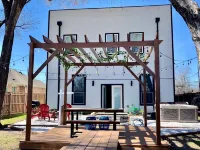 HGTV’s House Hunters Dream: 4BR with Poker Table and Firepit Hotels in 