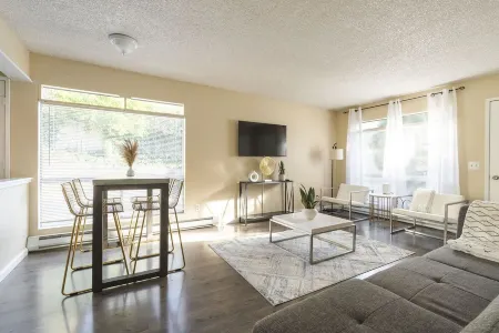 Walkable condo in heart of vibrant D/n Redmond,  m/s from Microsoft, woodinville Отели рядом с достопримечательностью «Microsoft Building 88»