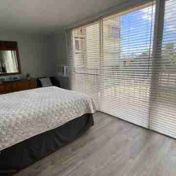 A One Bedroom Gem at the Diamond Head Beach Hotel - Queen Suite 602 Sleeps 4 Rooms