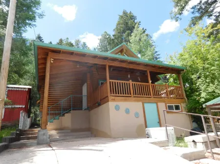 4 Bedroom in the Village of Cloudcroft! Отели в г. Клаудкрофт