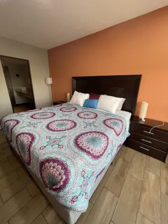 10 minutos del shopping mall la gran via Отели рядом с достопримечательностью «Парк Панчо Лара»