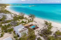 Pool, Beachfront Villa, 16 Ppl, Chef, Boat Tours, Starlink, BBQ Hotels in Moore Hill