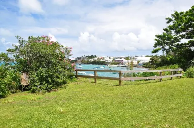 Tranquil Garden Setting, Private Waterfront - Sleeps 6, Twizy charger. Hotels near Bermuda Arts Centre