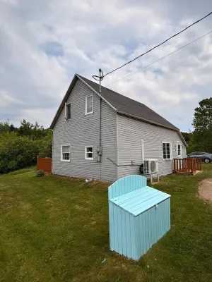 Cozy cottage by the Highlands Park w/bakery, beach + hiking trails close by!