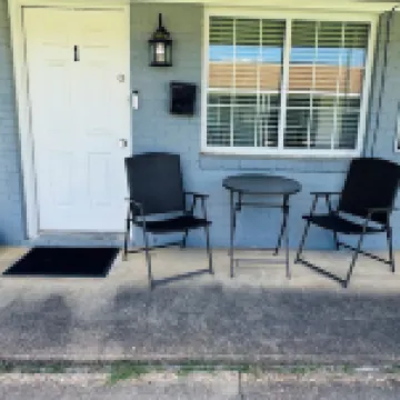 The Southern Charm. 10 minutes away from Fort Moore/Benning. Budget friendly!