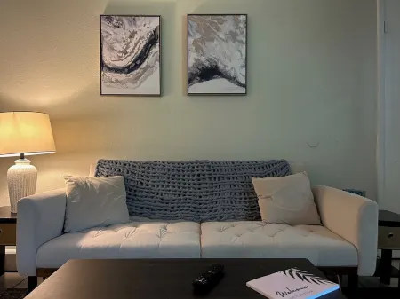 Spacious End-Unit 1-bedroom apartment with AC and WiFi in enjoyable Texarkana