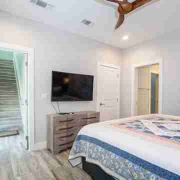 Destin Beach House for 28! Heated pool, grill and walking distance to the beach Rooms