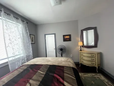 Park View apartment on Mass St downtown Lawrence Отели в г. Дуглас