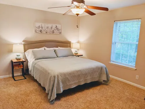 Little Getaway Paradise on the Golf Course w/Resort Amenities! Hotels in Holly Lake Ranch