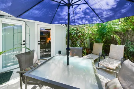 "Tranquility " At Ann Street Gardens Steps From Duval