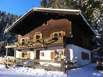 Ellmau: Quaint holiday home, 350 m to the mountain railway in the mountain doctor village Hotels near Hartkaiser
