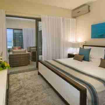 LUXURY APARTMENT GIVING UP ON THE BEACH Rooms