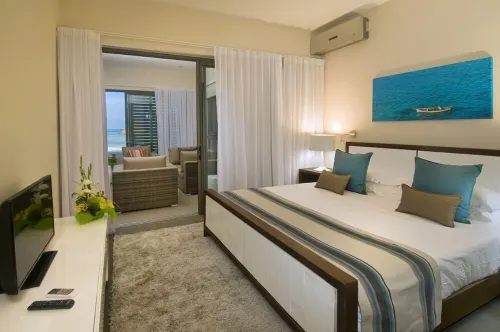 LUXURY APARTMENT GIVING UP ON THE BEACH