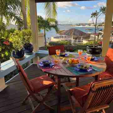Charming 2-bedroom villa with AC, WiFi, stunning ocean views Dining/Meeting Rooms