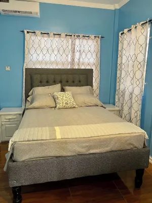 Cozy, serene retreat minutes away from the city center.