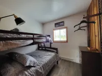 Beautiful, new cottage with stunning views. Prime location in Port Loring