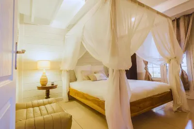 House with Exotic Charm, Private Jacuzzi & Paddle Just a Stone's Throw from the Lagoon!