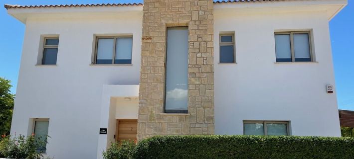 Fabulous 3 Bed 3 Bath Villa With Large heated 10M Pool .Heating extra charge Hotel a Peyia