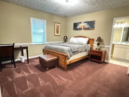 Charming 4-Bedroom Lakeshore Cottage One Hour from Downtown Atlanta