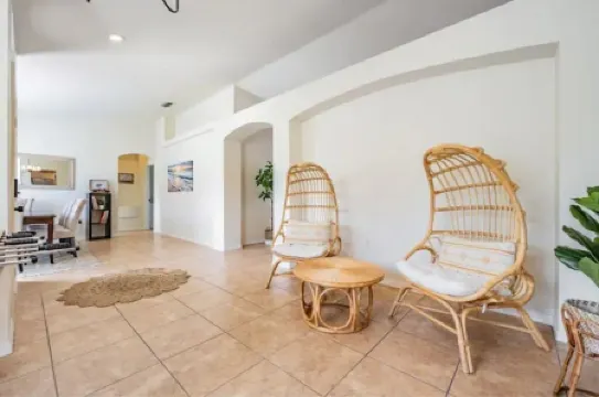 Entire home, Heated Pool, Lake view and Gazebo!