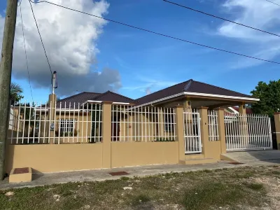 Newly spacious, 3 bedroom home, near downtown Hotel a 