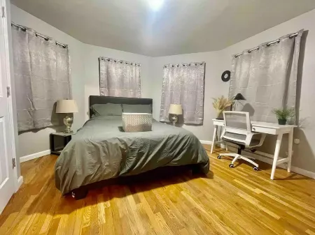 Huge spacious 4 bedroom in Newark Отели рядом с достопримечательностью «Технологический институт Нью-Джерси»