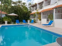 Large Secure 2 Bedroom Apartment with large pool steps to Mullins Beach