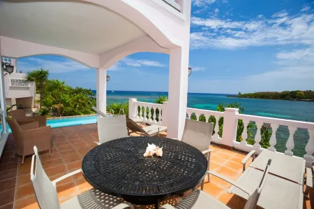 Experience An Oasis of Luxury in Roatan's Vibrant West End