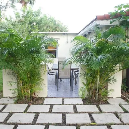 Niko's Beach Home Perfect Location In The Cove