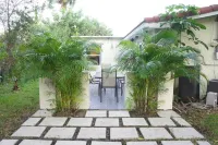 Niko's Beach Home Perfect Location In The Cove