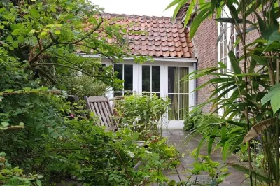 House with character in Amsterdamse School architecture Cabins and Caravan Hire A.P. van Damme附近的飯店