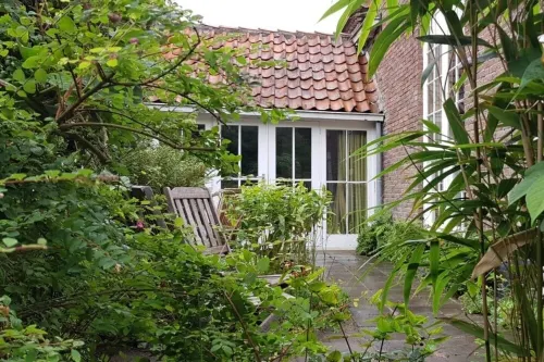 House with character in Amsterdamse School architecture Hotels in Burgh Haamstede